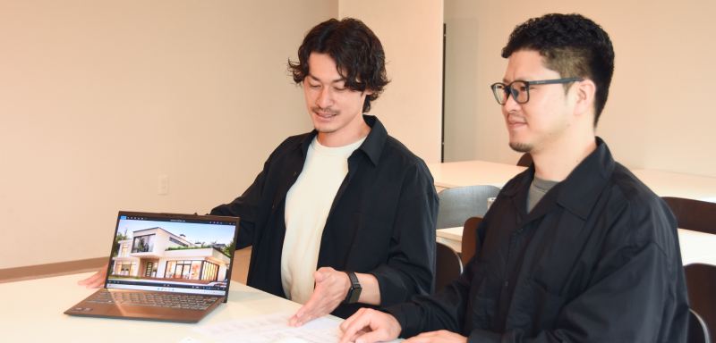 打ち合わせで図面を見ながら説明するスタッフ